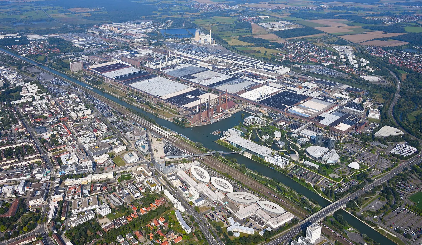 Werksgelände von Volkswagen in Wolfsburg mit den vier Schornsteinen des Kraftwerks