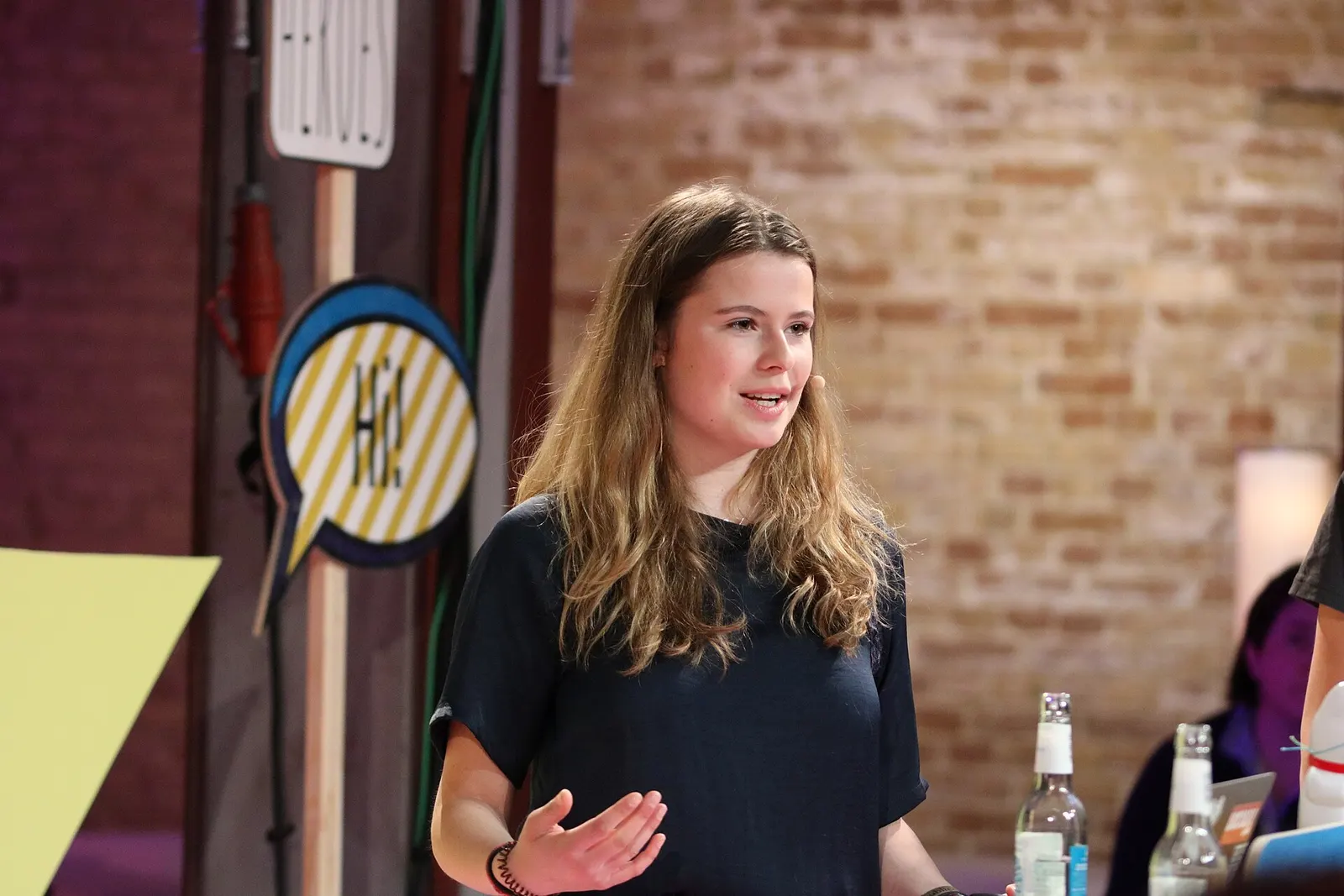 Luisa-Marie Neubauer (* 21. April 1996 in Hamburg), eine deutsche Klimaschutz-Aktivistin bei einem Vortrag auf der TINCON @ republica 2019 (Anfang Mai 2019).
