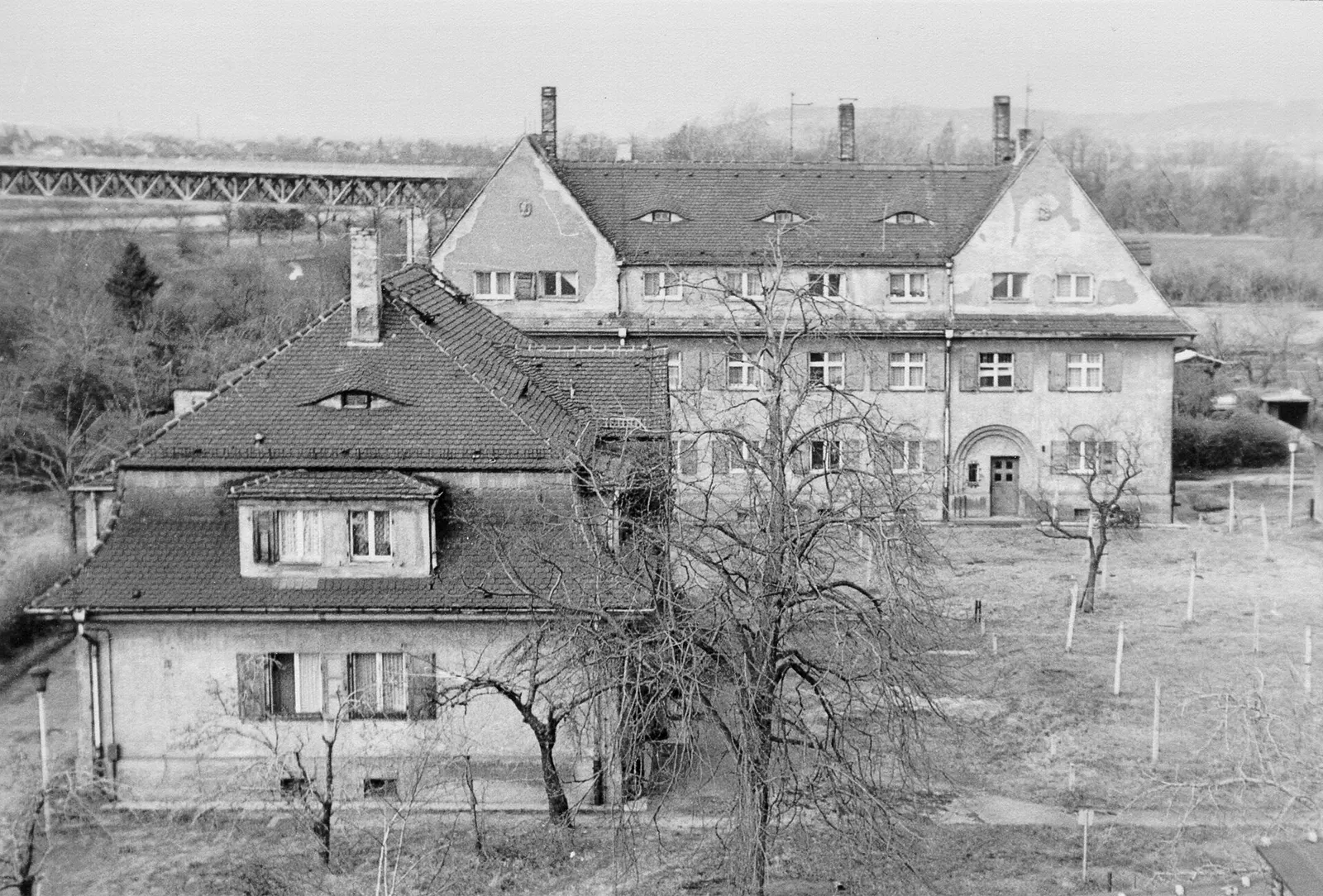 Vor der Sanierung: Haus B, im Hintergrund Haus C/D